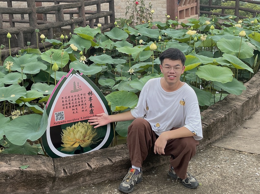 R-357373954_239182258901981_7100543669229769415_n Introducing Mr. Weihua Lu and his beautiful Lotus and Waterlilies